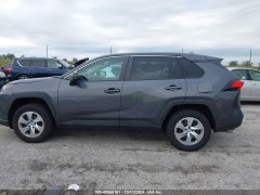 Toyota RAV4 LE 2022 8